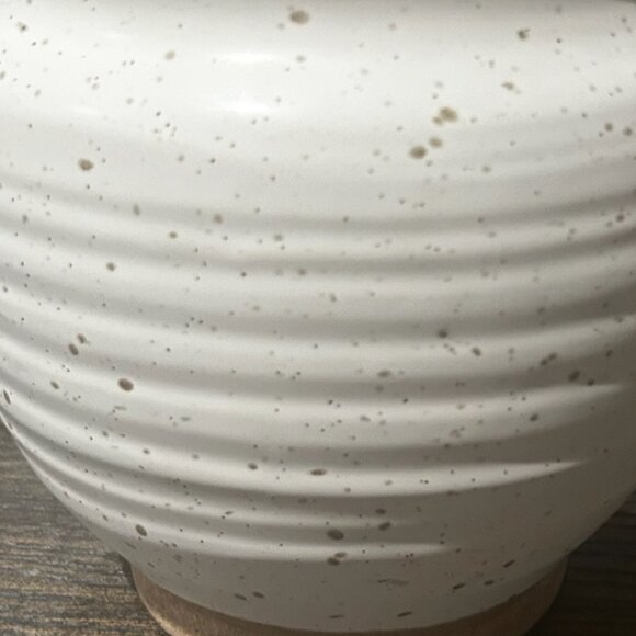 NWT Ivory Farmhouse Style Pottery Textured Rustic Planter Utensil Holder - Picture 9 of 10